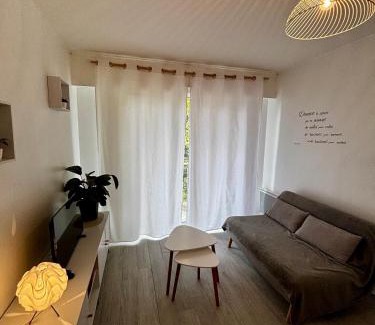 Saint-Jacques - Nazareth Apartment | Appartement avec balcon, proche CHU, château, Tramway