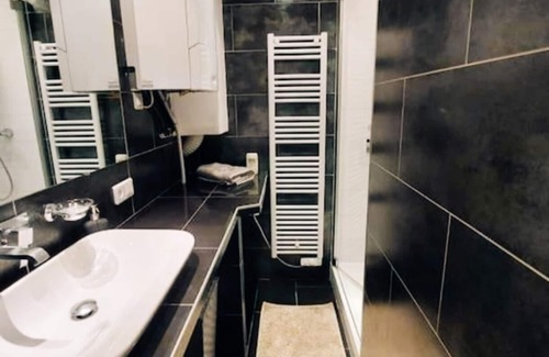 11th Arrondissement Apartment | Appartement Avec Cour et Salle de Projection au Coeur de Ménilmontant