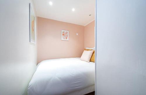 Combat Apartment | Appartement Coloré aux portes des Buttes Chaumont