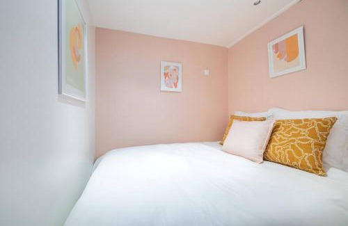 Combat Apartment | Appartement Coloré aux portes des Buttes Chaumont