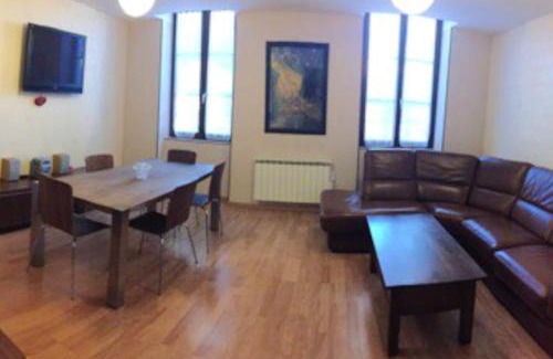 Roanne Apartment | Appartement confortable à Roanne avec jardin et parking