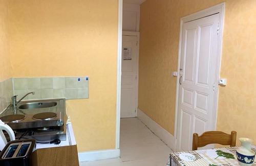 Neris-les-Bains Apartment | Appartement cosy à Néris-les-Bains, 20 m², balcon avec vue