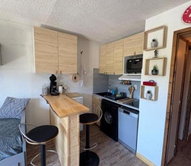 Le Praz de Lys Apartment | Appartement cosy à la montagne aux pieds des pistes pour 4 personnes et 1 bébé