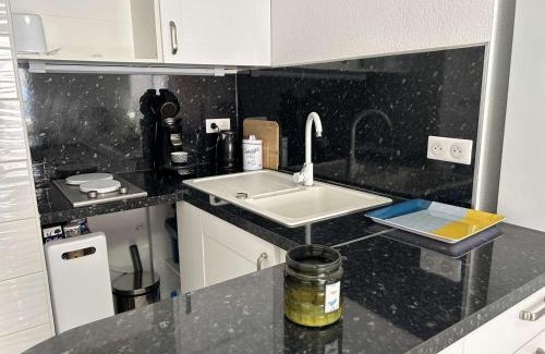 Frejus Port Apartment | Appartement cosy à Port Fréjus: climatisé, proche plage, commerces et garage - 4 couchages - FR-1-226A-176