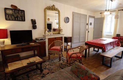 Areches Apartment | Appartement cosy 6 pers. avec balcon au village, proche parking et local à skis - FR-1-342-291