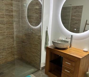Saint-Claude Apartment | Appartement cosy avec piscine