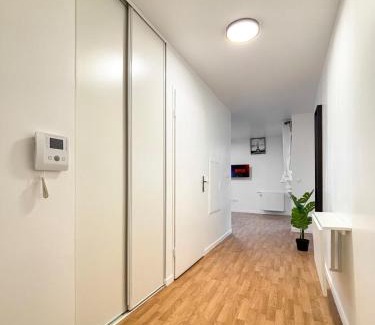 Saint-Denis Apartment | Appartement Cosy avec Loggia et Parking privé