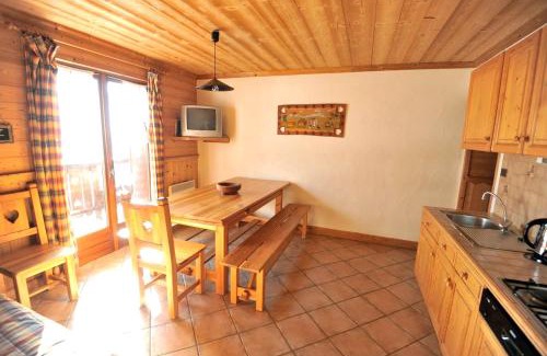 Champagny-en-Vanoise Apartment | Appartement de 4 chambres a Champagny en Vanoise a 400 m des pistes avec jardin clos et wifi