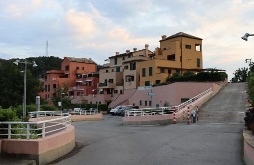 Cogoleto Apartment | Appartement Dans un Terrain de Golf, 5 min de la mer en Voiture, Parking Gratuit