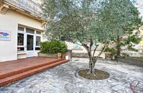 Lamalou-les-Bains Apartment | Appartement F3 Climatisé PMR à 50m des Thermes avec Terrasse et Parking, Animaux Acceptés - FR-1-451-170