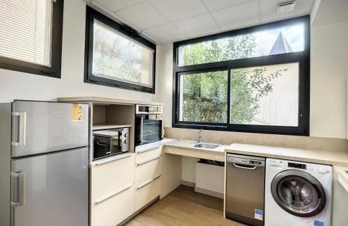 Lamalou-les-Bains Apartment | Appartement F3 Climatisé PMR à 50m des Thermes avec Terrasse et Parking, Animaux Acceptés - FR-1-451-170