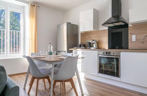 Vals-les-Bains Apartment | Appartement face aux thermes de vals WIFI-Parking gratuit