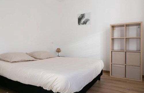 Vals-les-Bains Apartment | Appartement face aux thermes de vals WIFI-Parking gratuit
