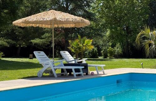 Isles-les-Villenoy Apartment | Appartement familial au bord de la Marne, jardin tropical , piscine, tennis, terrasse, parking gratuit proche Disneyland