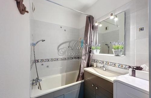 Rayol-Canadel-sur-Mer Apartment | Appartement T2 vue mer à 600 m de la plage du Canadel