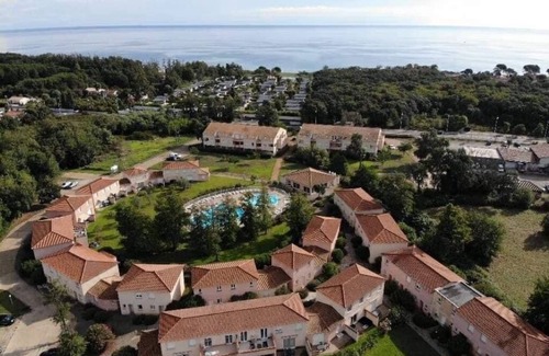Santa-Maria-Poggio Apartment | Appartement Costa Verde, vue mer Avec Piscine et Plage à 400 m