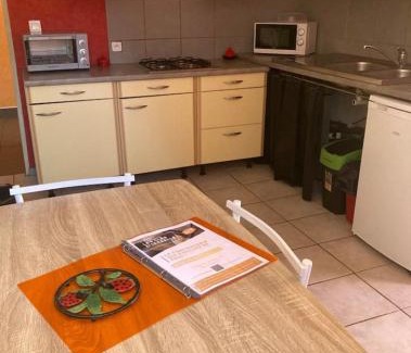 Compreignac Apartment | Appartement indépendant, terrasse couverte, rouge