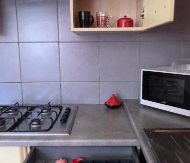 Compreignac Apartment | Appartement indépendant, terrasse couverte, rouge