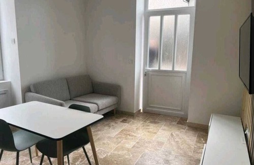 Bourgoin-Jallieu Apartment | Appartement Lumineux en Rdc, Pour Séjour Touristique ou Professionnel