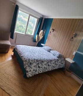 Saint-Claude Apartment | Appartement lumineux avec vue sur les montagnes.