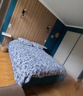 Saint-Claude Apartment | Appartement lumineux avec vue sur les montagnes.