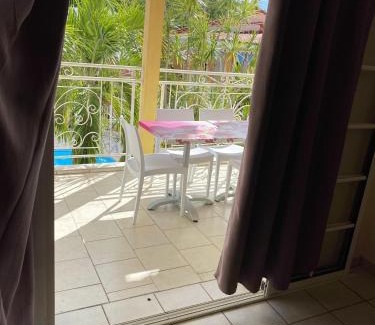 Baille-Argent Apartment | Appartement lumineux à Pointe-Noire avec piscine partagée