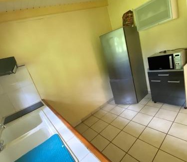 Baille-Argent Apartment | Appartement lumineux à Pointe-Noire avec piscine partagée