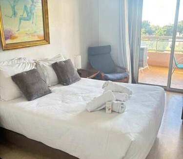 Fabron Apartment | Appartement lumineux Vue Mer, Piscine et tennis