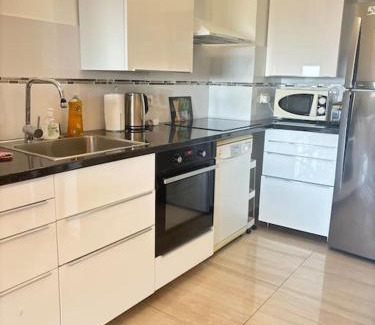 Fabron Apartment | Appartement lumineux Vue Mer, Piscine et tennis