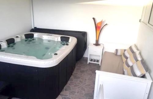 Trois-Bassins Apartment | Appartement moderne au cœur de Les Trois-Bassins avec jacuzzi