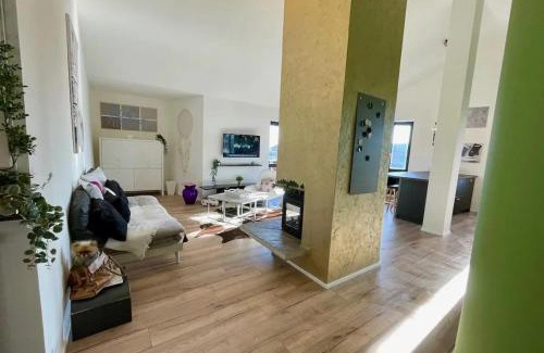 Pisano Apartment | Appartement moderne à Nebbiuno avec vue