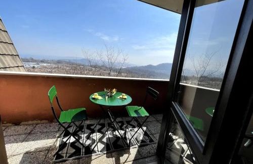 Pisano Apartment | Appartement moderne à Nebbiuno avec vue