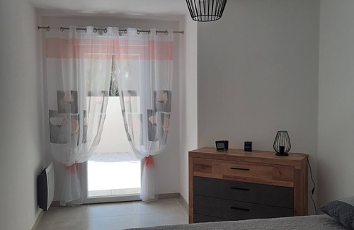 Vias Apartment | Appartement Neuf, 4 Personnes à Quelques Minutes de la Plage, 700 m du Centre