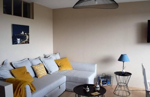 Tregastel Apartment | Appartement rénové à Trégastel avec vue sur mer et parking - FR-1-368-117