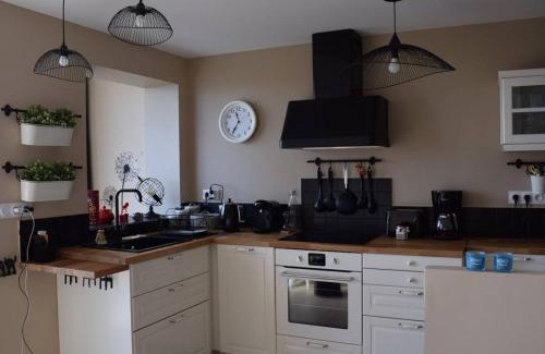 Tregastel Apartment | Appartement rénové à Trégastel avec vue sur mer et parking - FR-1-368-117