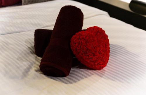 Les Gondoles Apartment | Appartement Rouge Elegance & Miroirs RER C