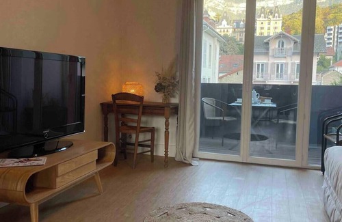 Aix-les-Bains City Center Apartment | Appartement spacieux et lumineux