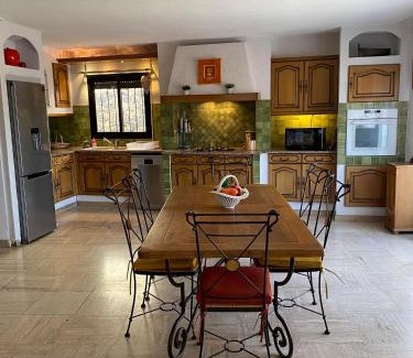 Cases-de-Pene Apartment | Appartement spacieux, climatisé, parking privé, wifi et vue imprenable