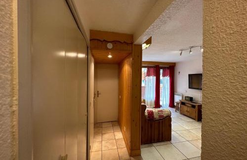 Meribel Centre Apartment | Appartement spacieux au cœur de Méribel, proche des pistes avec balcon et TV - FR-1-688-40