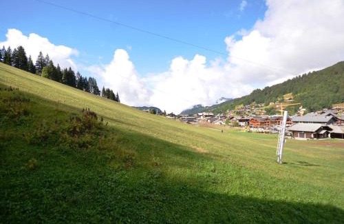 Les Gets Apartment | Appartement spacieux aux Gets, pied des pistes, balcon sud-ouest, 2 chambres, coin cabine, garage, WiFi - FR-1-623-81