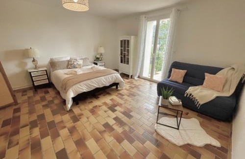 Nyons Apartment | Appartement spacieux dans maison bourgeoise avec grande terrasse et jardin privatif ombragé, à 10 min à pied du centre-ville