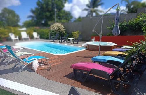 Sainte-Anne Apartment | Appartement spacieux à Sainte-Anne avec piscine partagée.