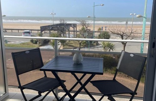 Saint-Jean-de-Monts Apartment | Appartement T2 vue mer les pieds dans l'eau avec parking privé