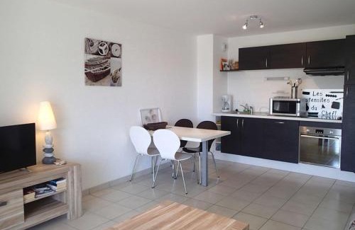 Etel Apartment | Appartement T2 moderne avec balcon, proche plage et port à Étel - FR-1-479-54