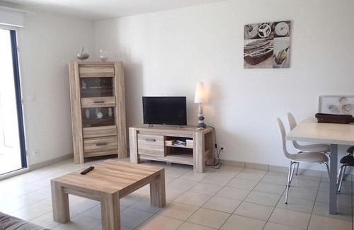 Etel Apartment | Appartement T2 moderne avec balcon, proche plage et port à Étel - FR-1-479-54