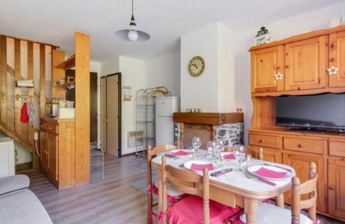 Esquieze-Sere Apartment | Appartement T3 Duplex 6 Pers. avec Cheminée et Balcon à Esquièze-Sère - FR-1-402-70