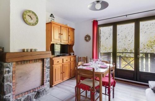 Esquieze-Sere Apartment | Appartement T3 Duplex 6 Pers. avec Cheminée et Balcon à Esquièze-Sère - FR-1-402-70