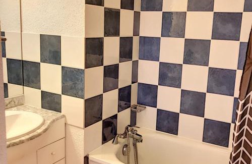 Villarembert Apartment | Appartement tout confort avec balcon, skis aux pieds, piscine chauffée, proche commerces et remontées mécaniques - FR-1-267-231