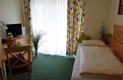 Safferstetten Apartment | Appartement | Wohlfühlzimmer mit möbliertem Balkon, umrahmt von viel "Grün"