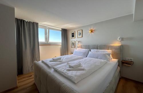 Kanzelhohe Apartment | Appartement Wolke7 byTILLY - Im Skigebiet Gerlitzen auf 1500m Seehöhe - familienfreundliche 3 Zimmer Wohnung - Hallenbad im Haus - moderne Küche mit Vollausstattung - Balkon - traumhafte Aussicht über ganz Kärnten - himmlisch bequeme Boxspringbetten